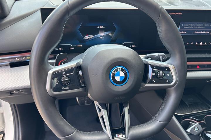 Hvid BMW i5 fra 2025