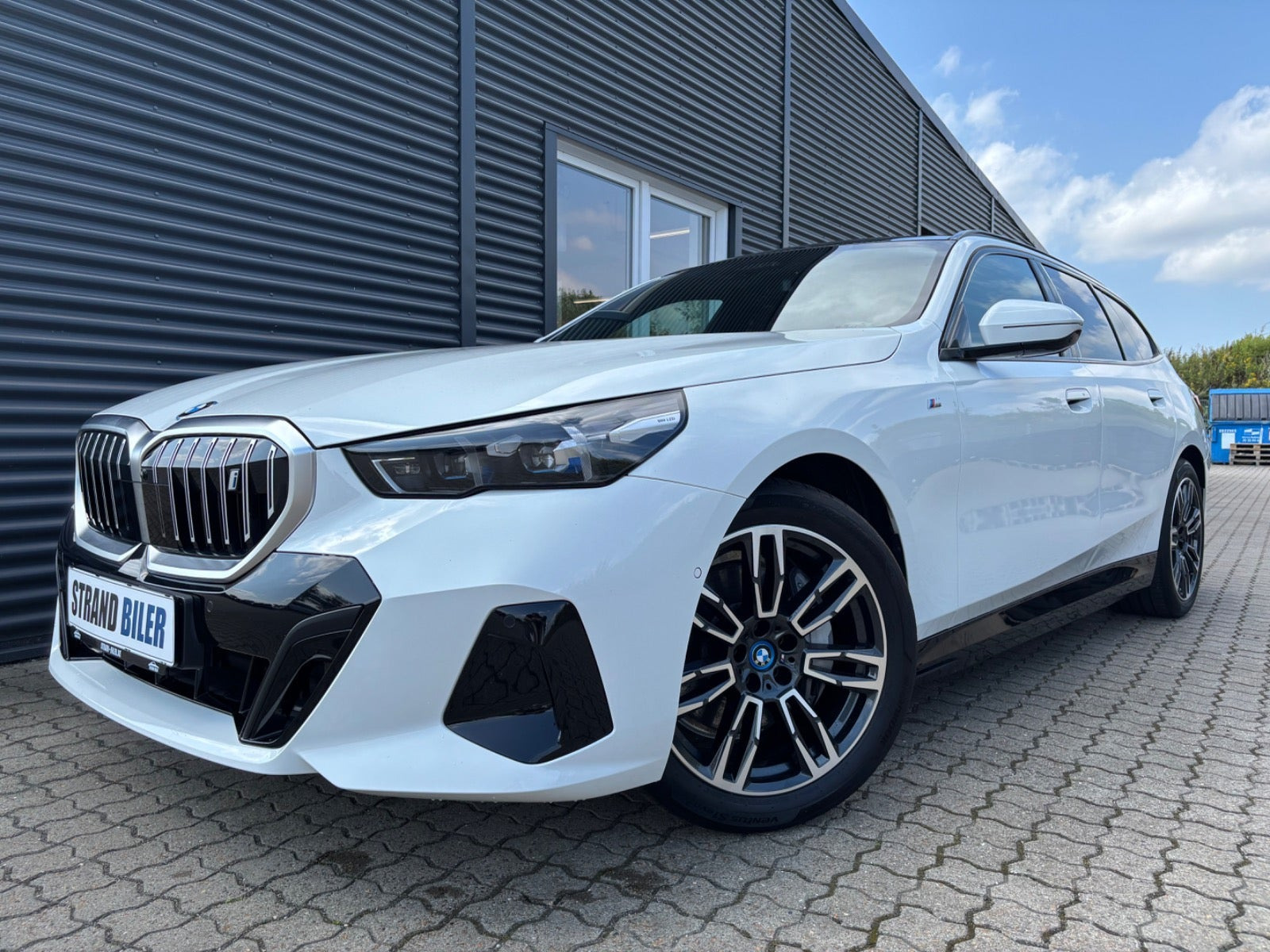 Hvid BMW i5 fra 2025