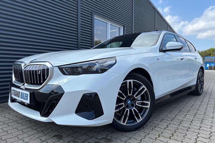 Hvid BMW i5 fra 2025
