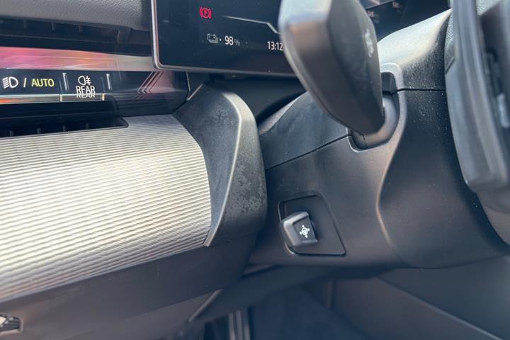 Hvid BMW i5 fra 2025