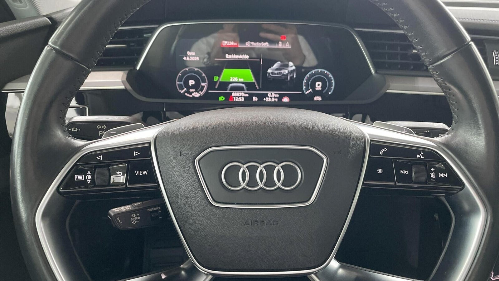 Hvid Audi e-tron fra 2020