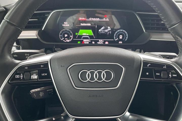 Hvid Audi e-tron fra 2020