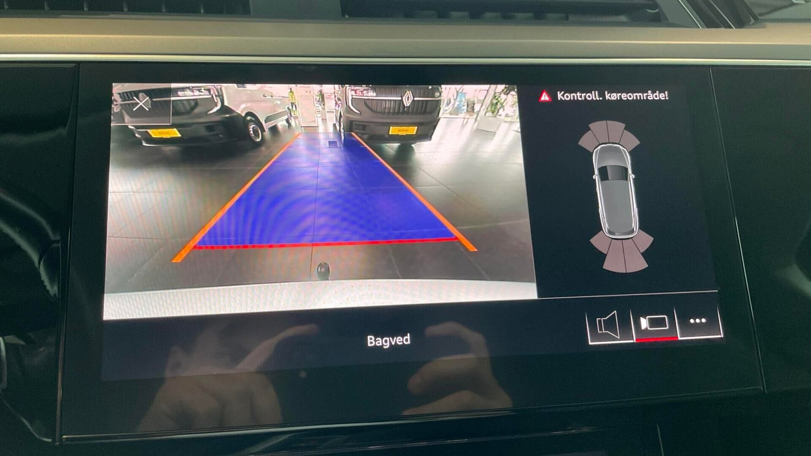 Hvid Audi e-tron fra 2020