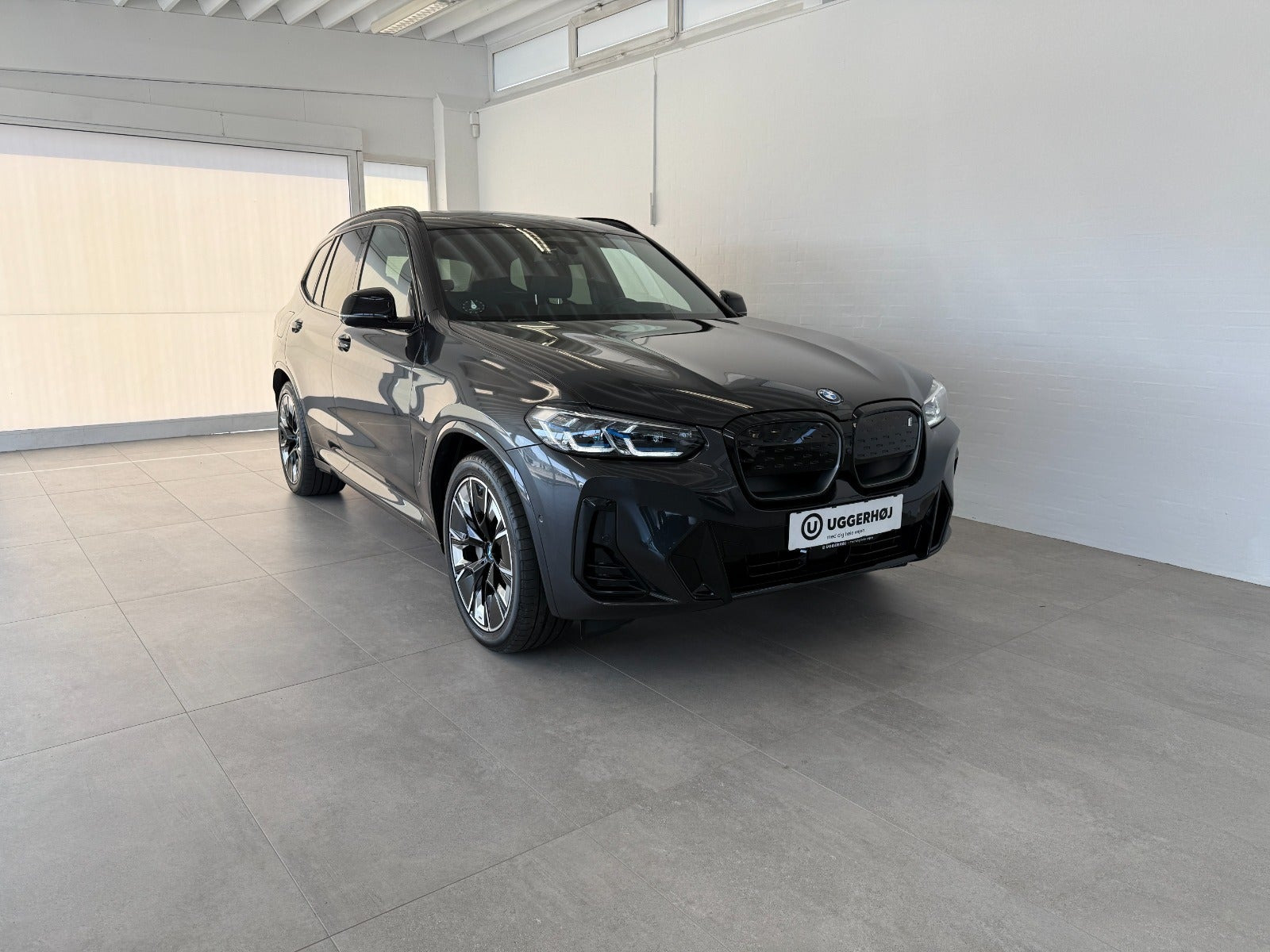 Grå BMW iX3 fra 2023