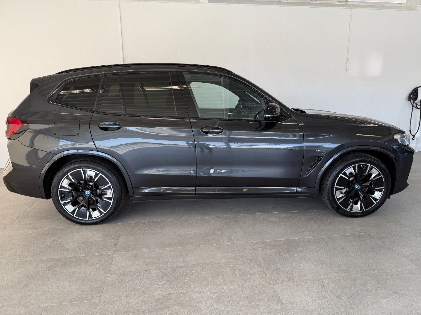 Grå BMW iX3 fra 2023