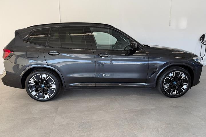 Grå BMW iX3 fra 2023