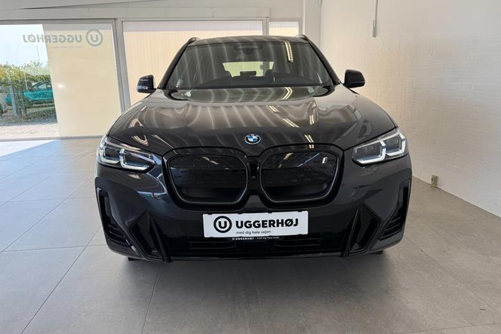 Grå BMW iX3 fra 2023