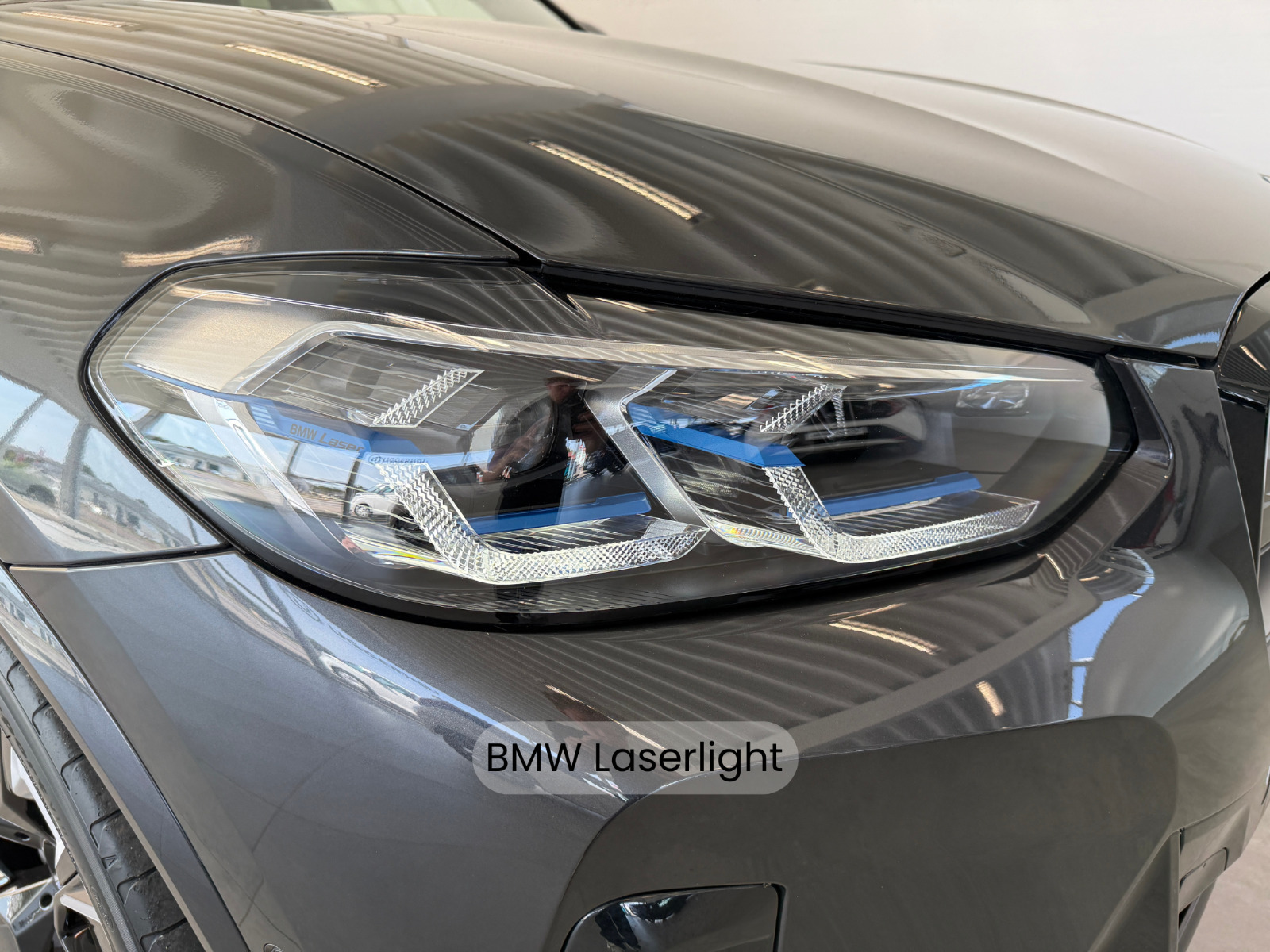 Grå BMW iX3 fra 2023