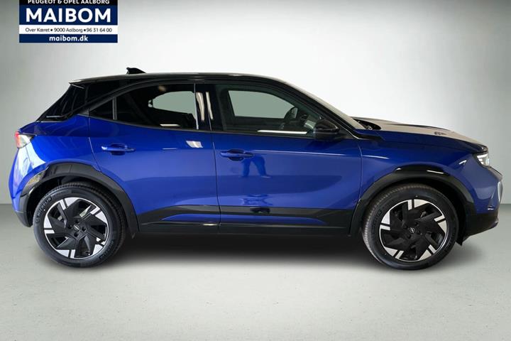 Blå Opel Mokka-e fra 2025