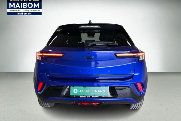 Blå Opel Mokka-e fra 2025
