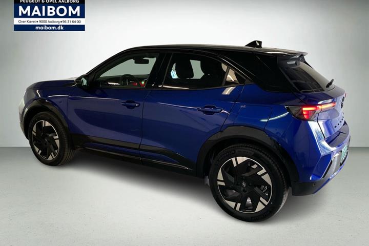 Blå Opel Mokka-e fra 2025