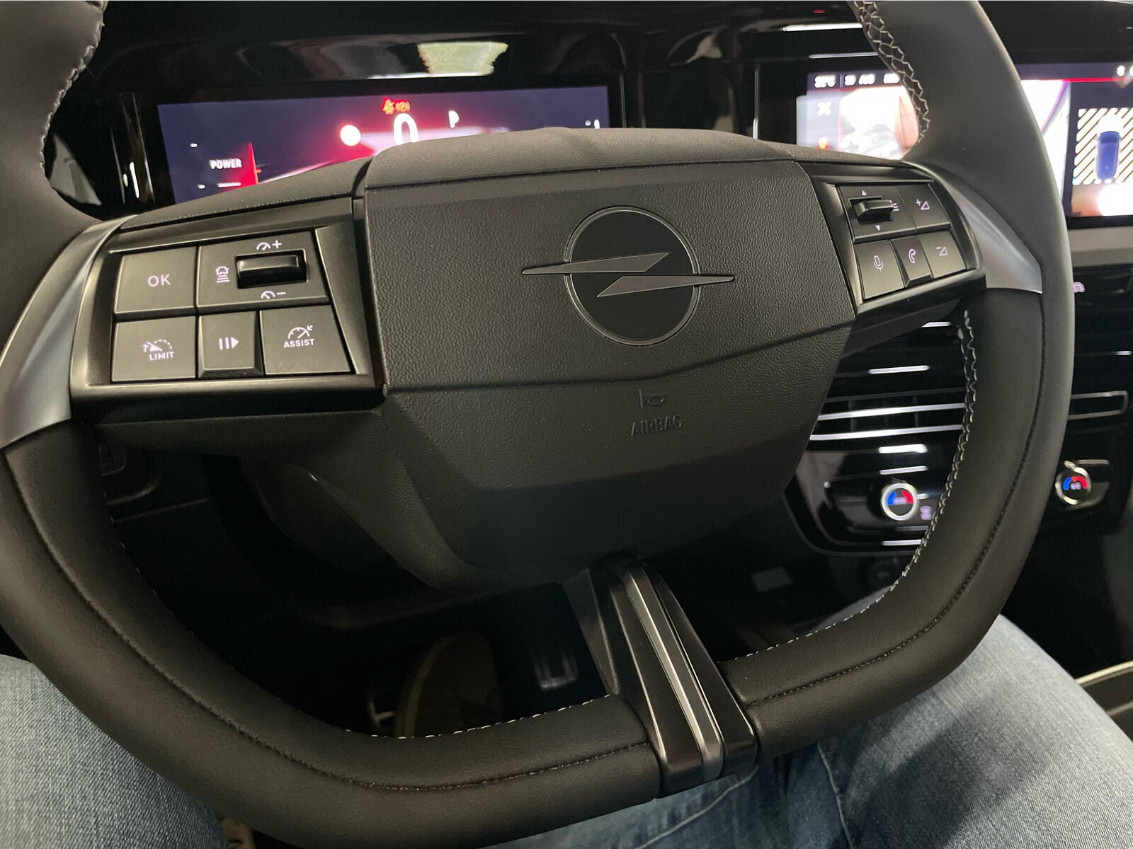 Blå Opel Mokka-e fra 2025