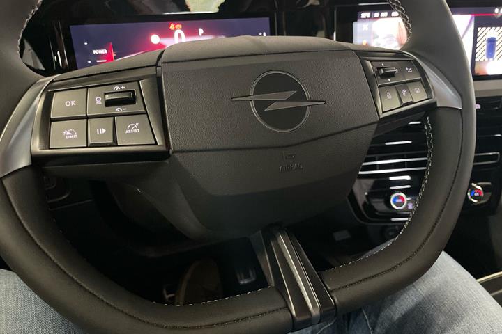 Blå Opel Mokka-e fra 2025