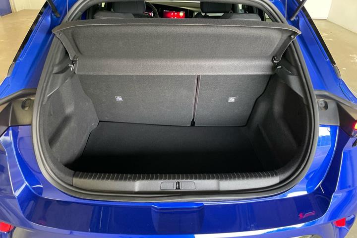 Blå Opel Mokka-e fra 2025