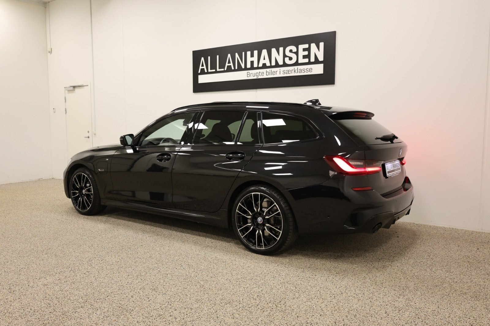 Sort BMW 330e fra 2021