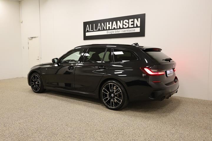 Sort BMW 330e fra 2021