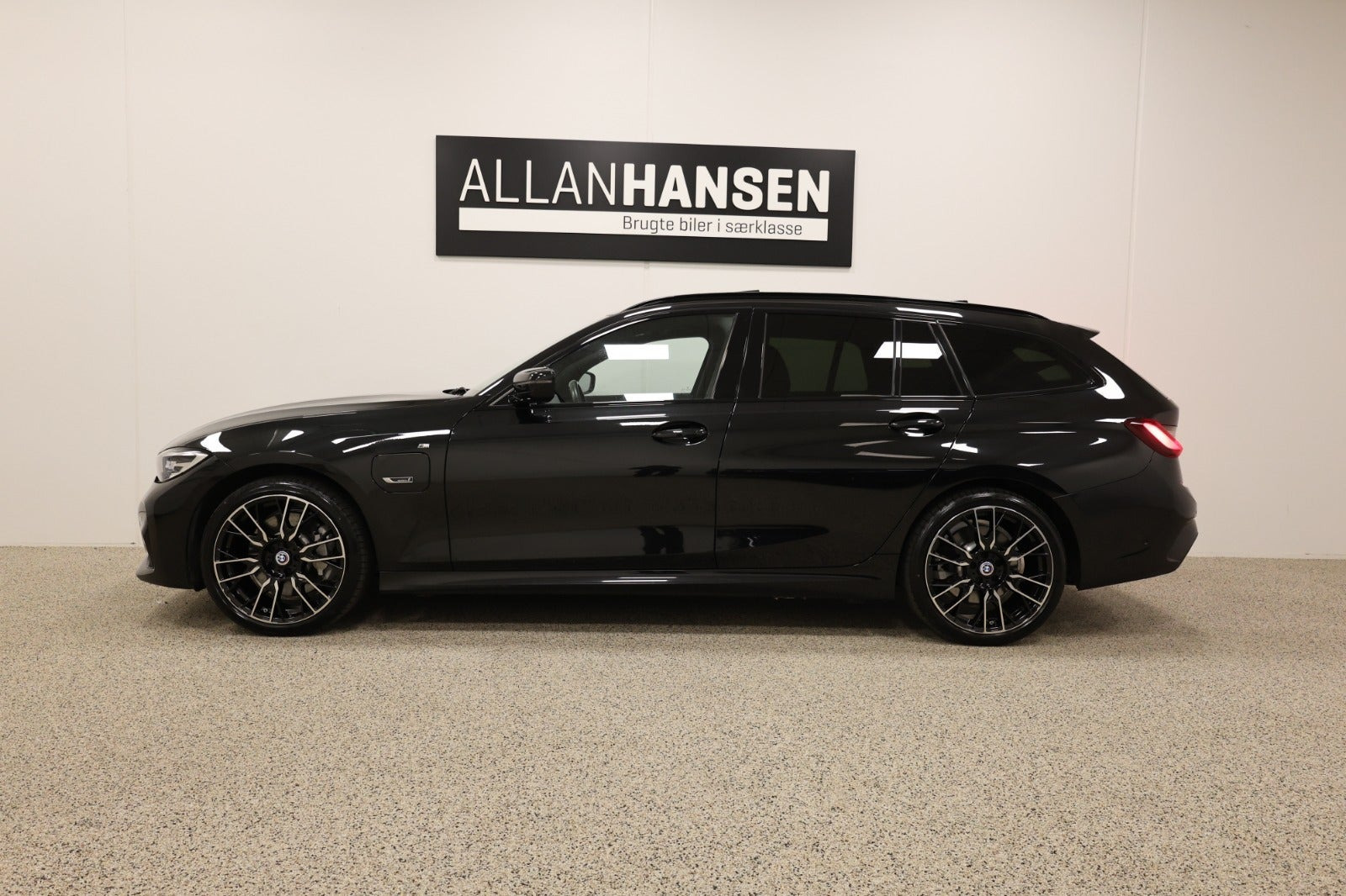 Sort BMW 330e fra 2021