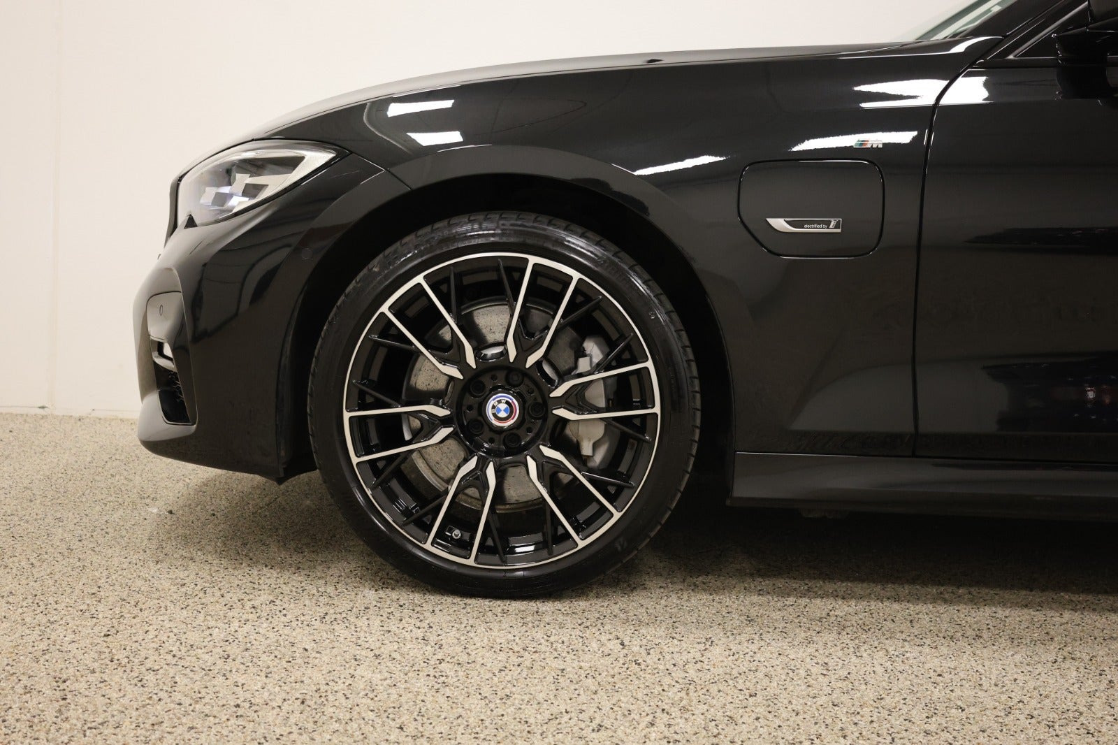 Sort BMW 330e fra 2021