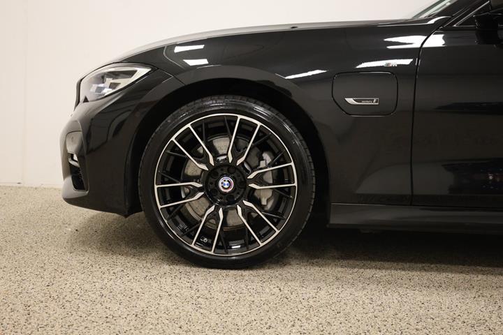 Sort BMW 330e fra 2021