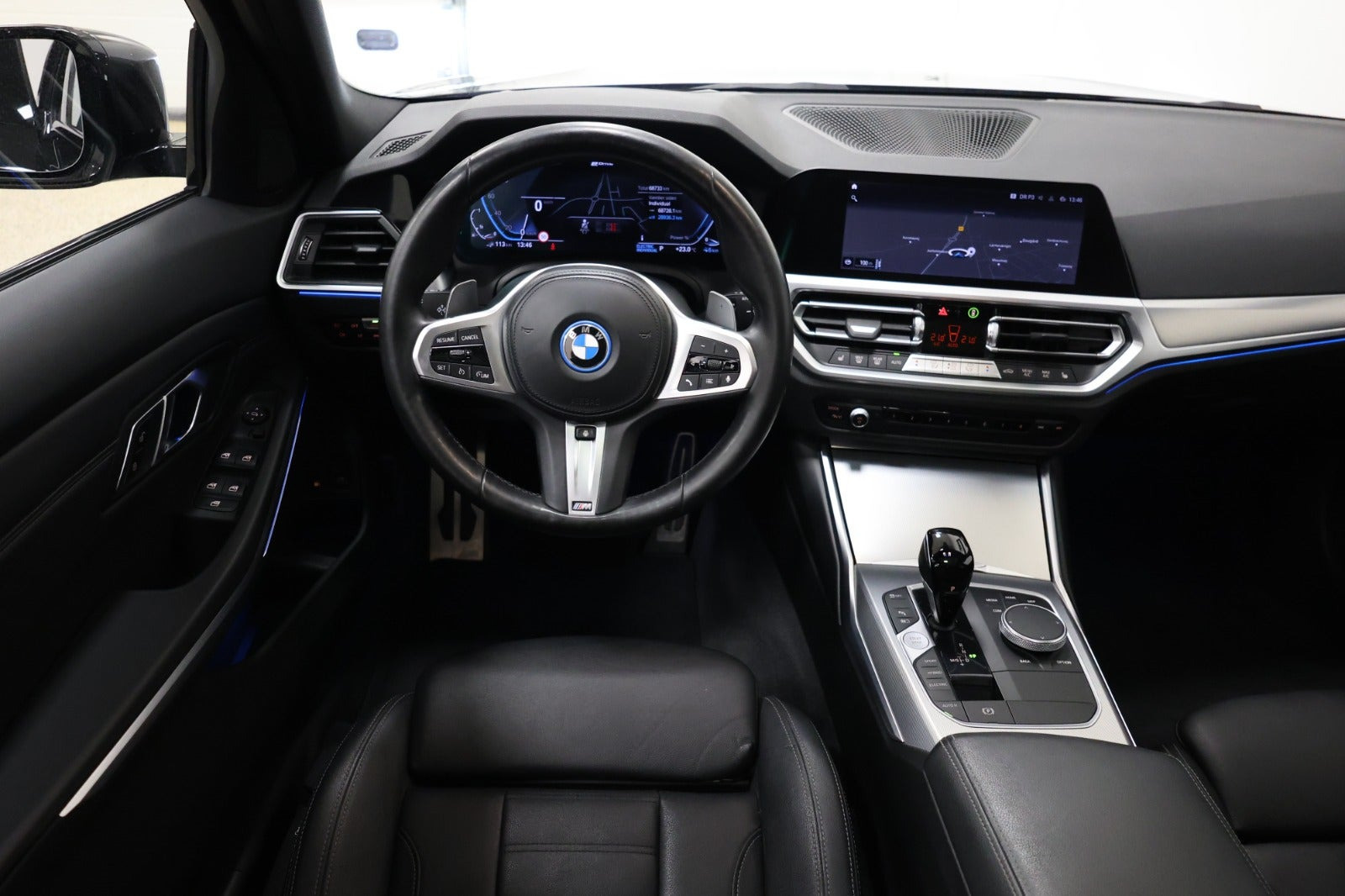 Sort BMW 330e fra 2021