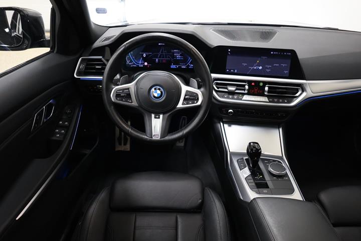 Sort BMW 330e fra 2021