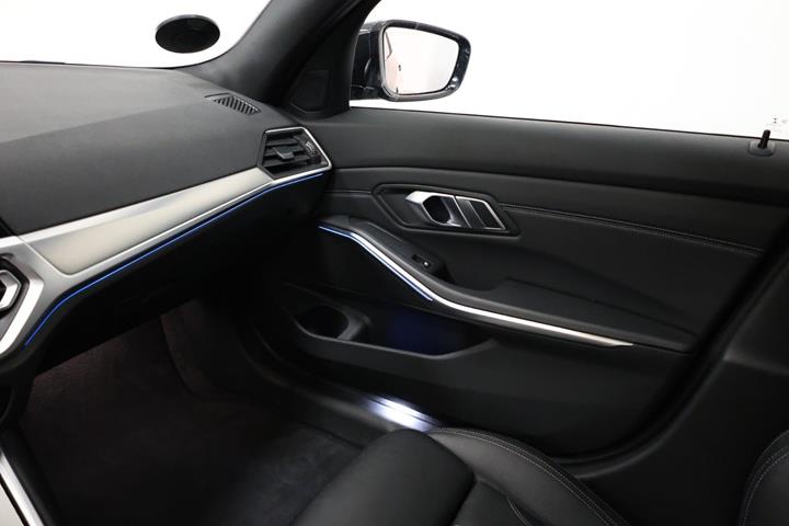 Sort BMW 330e fra 2021