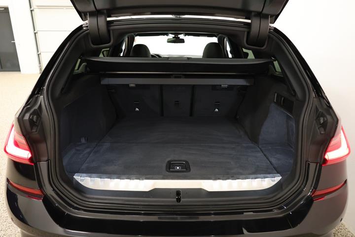 Sort BMW 330e fra 2021