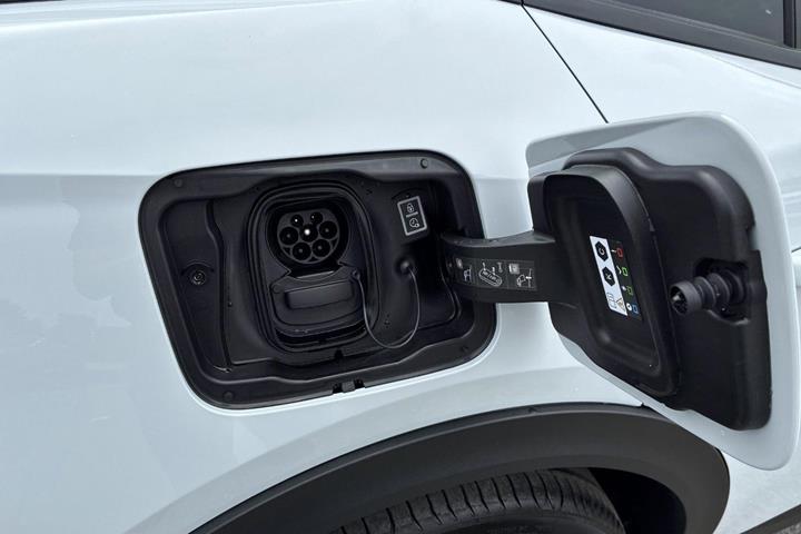 Hvid Peugeot e-408 fra 2026