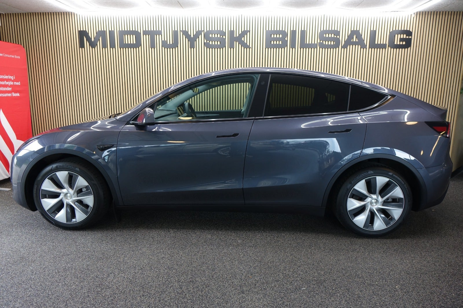 Grå Tesla Model Y fra 2023