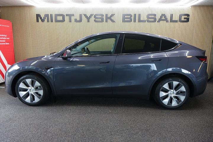 Grå Tesla Model Y fra 2023