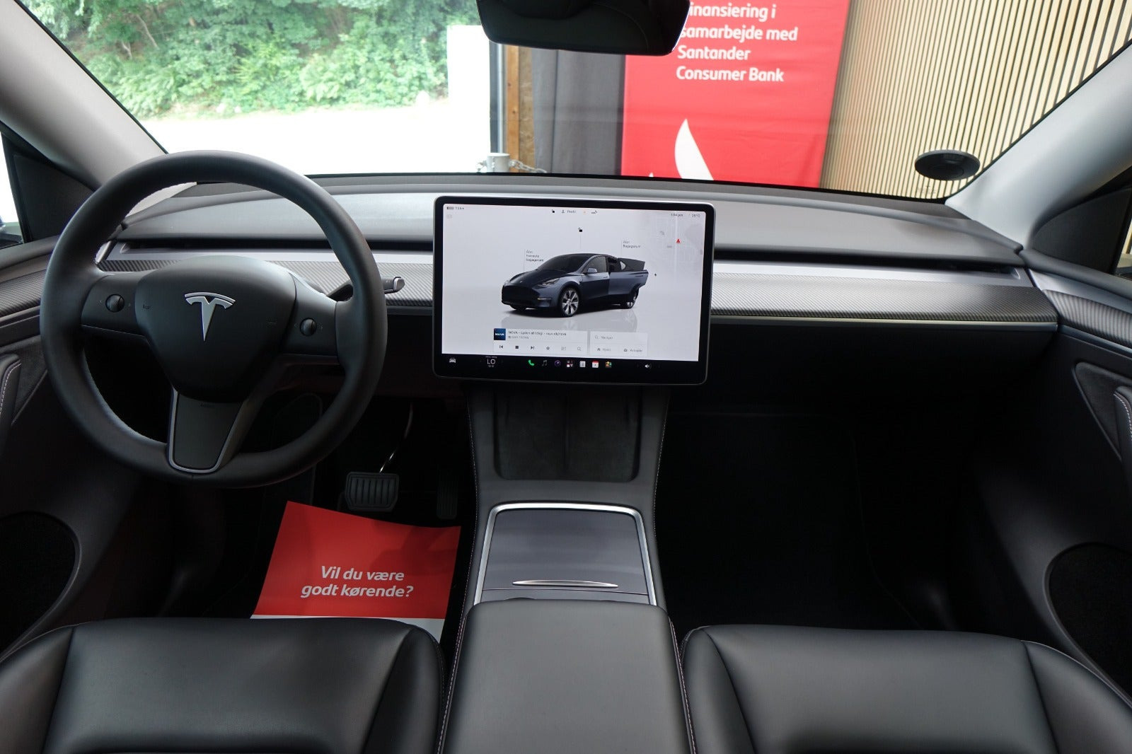 Grå Tesla Model Y fra 2023