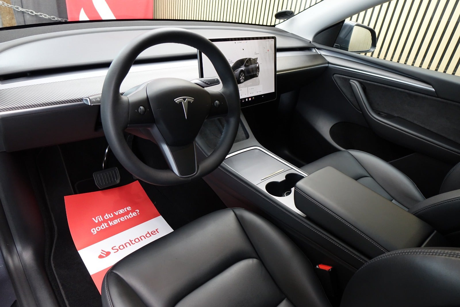 Grå Tesla Model Y fra 2023