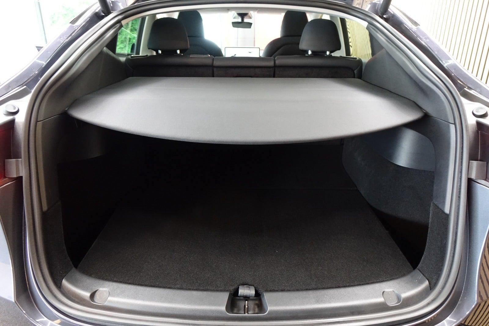 Grå Tesla Model Y fra 2023