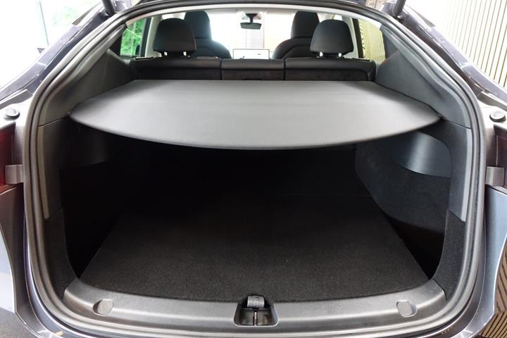 Grå Tesla Model Y fra 2023