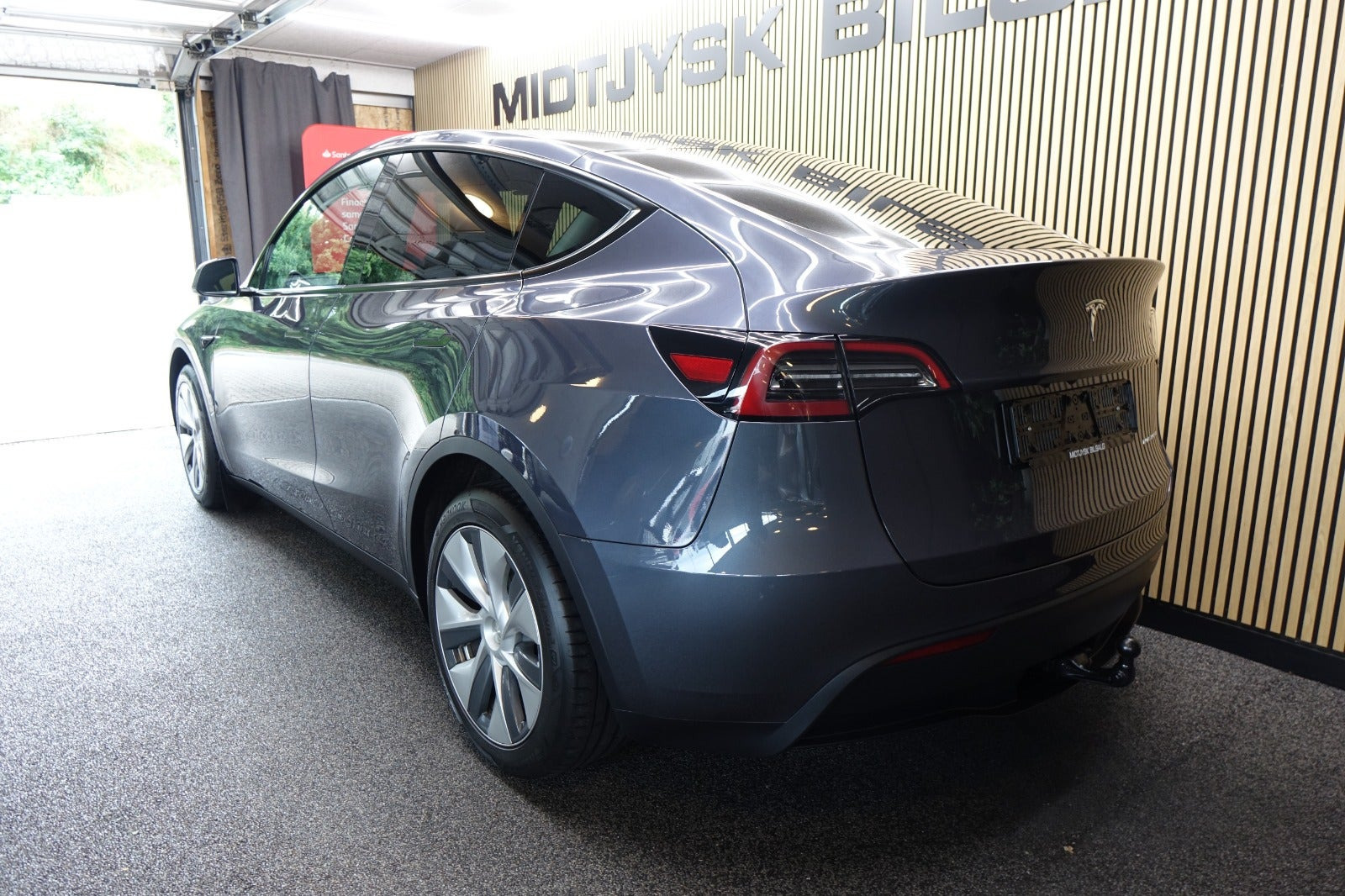 Grå Tesla Model Y fra 2023