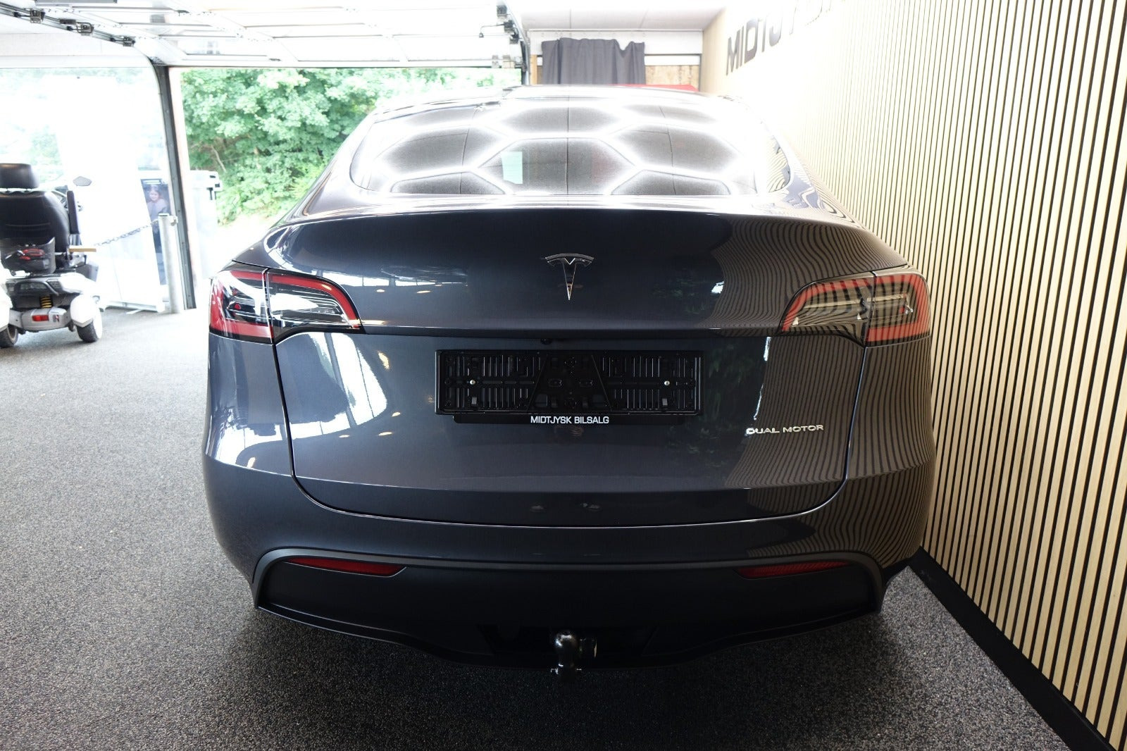 Grå Tesla Model Y fra 2023