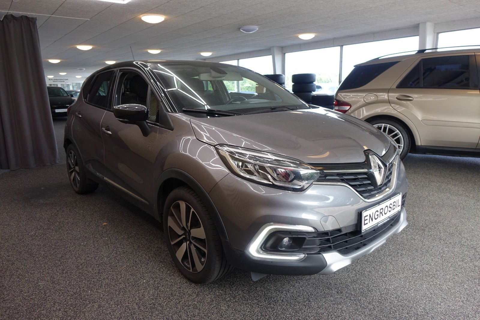 Grå Renault Captur fra 2018