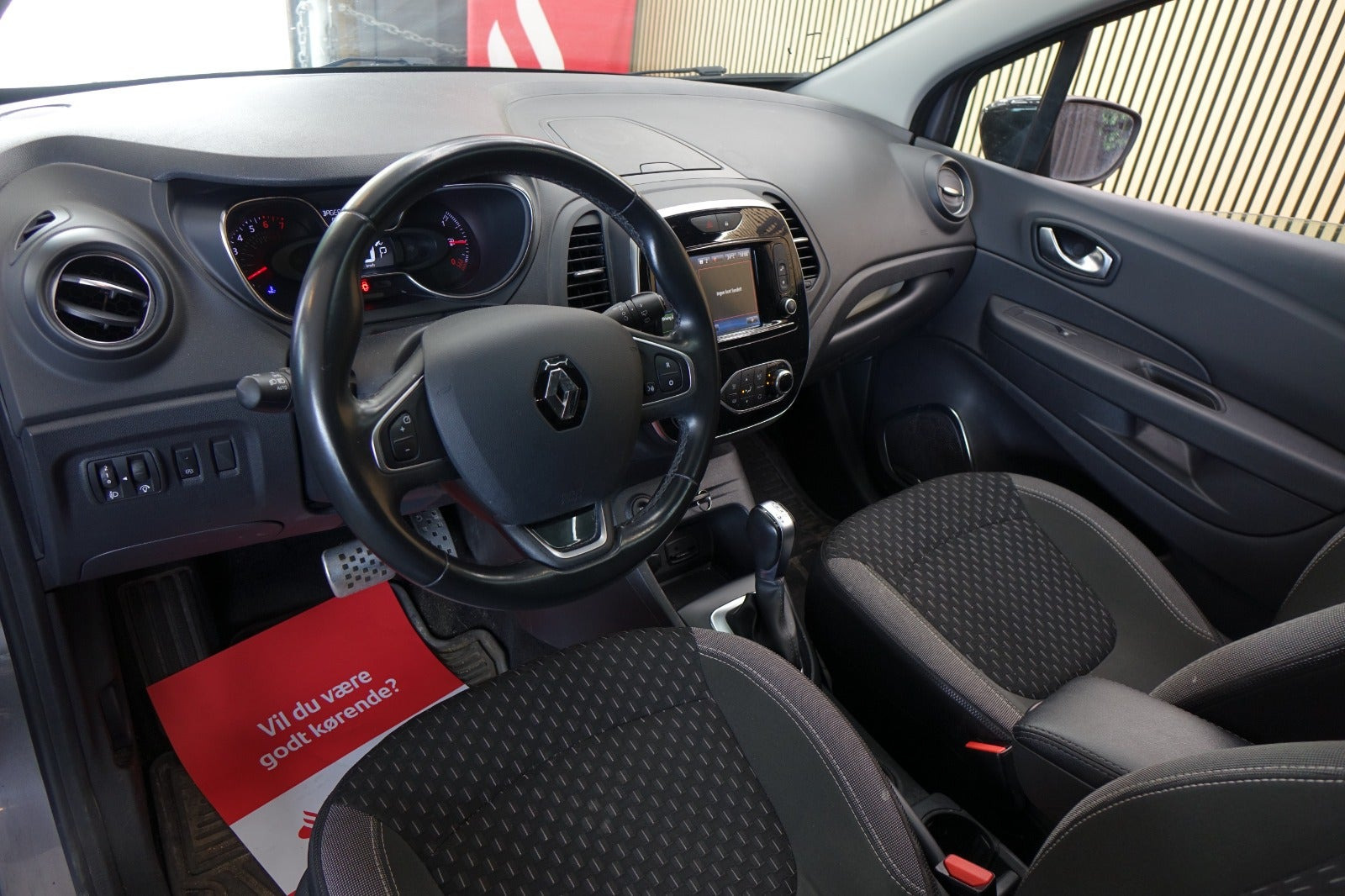 Grå Renault Captur fra 2018