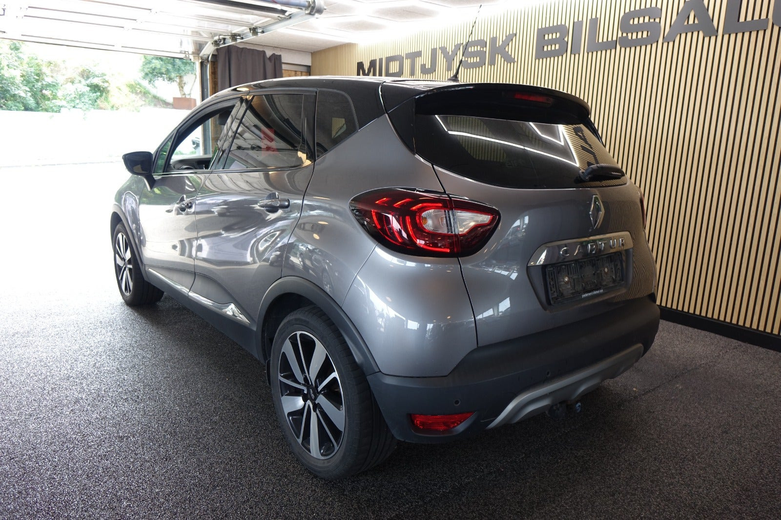 Grå Renault Captur fra 2018