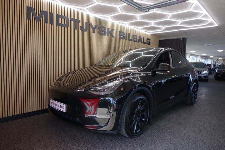 Sort Tesla Model Y fra 2023