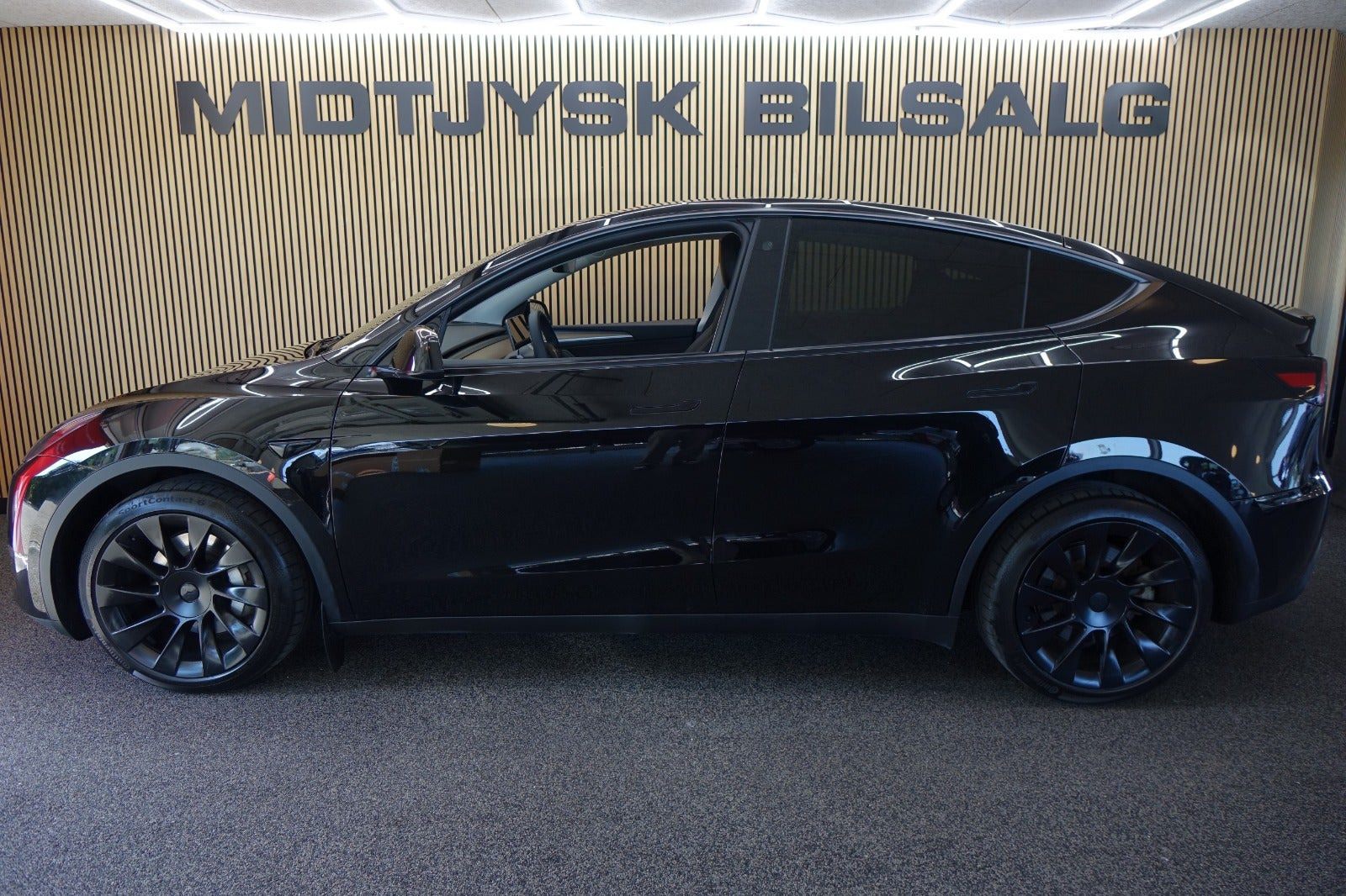 Sort Tesla Model Y fra 2023