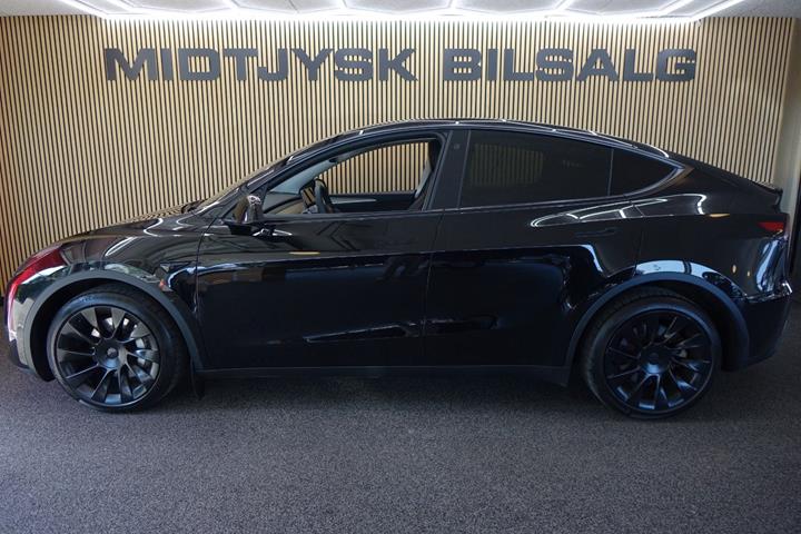 Sort Tesla Model Y fra 2023