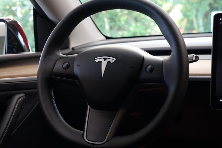 Sort Tesla Model Y fra 2023
