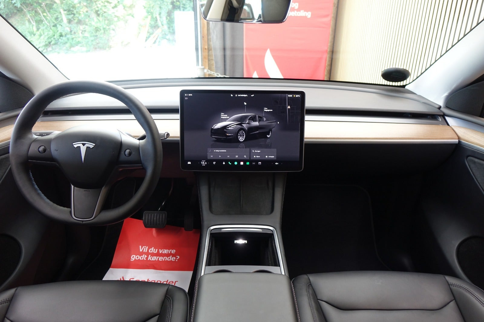 Sort Tesla Model Y fra 2023