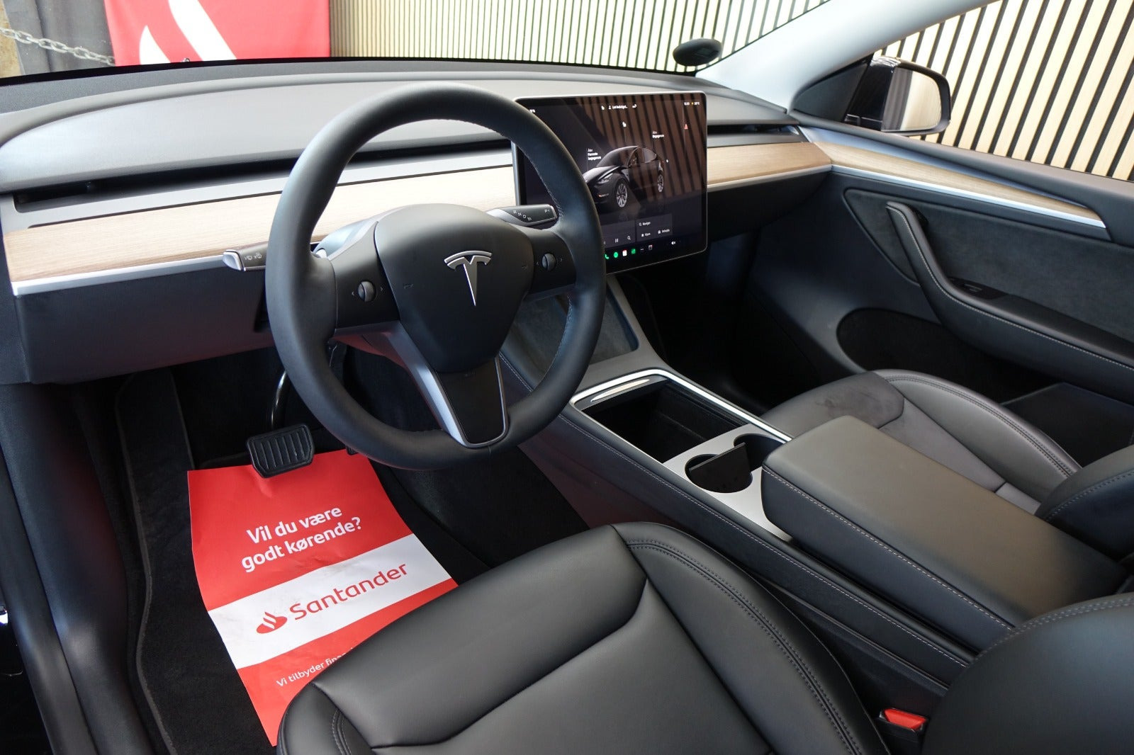 Sort Tesla Model Y fra 2023