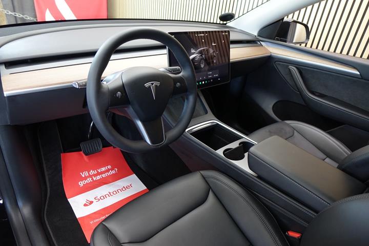 Sort Tesla Model Y fra 2023