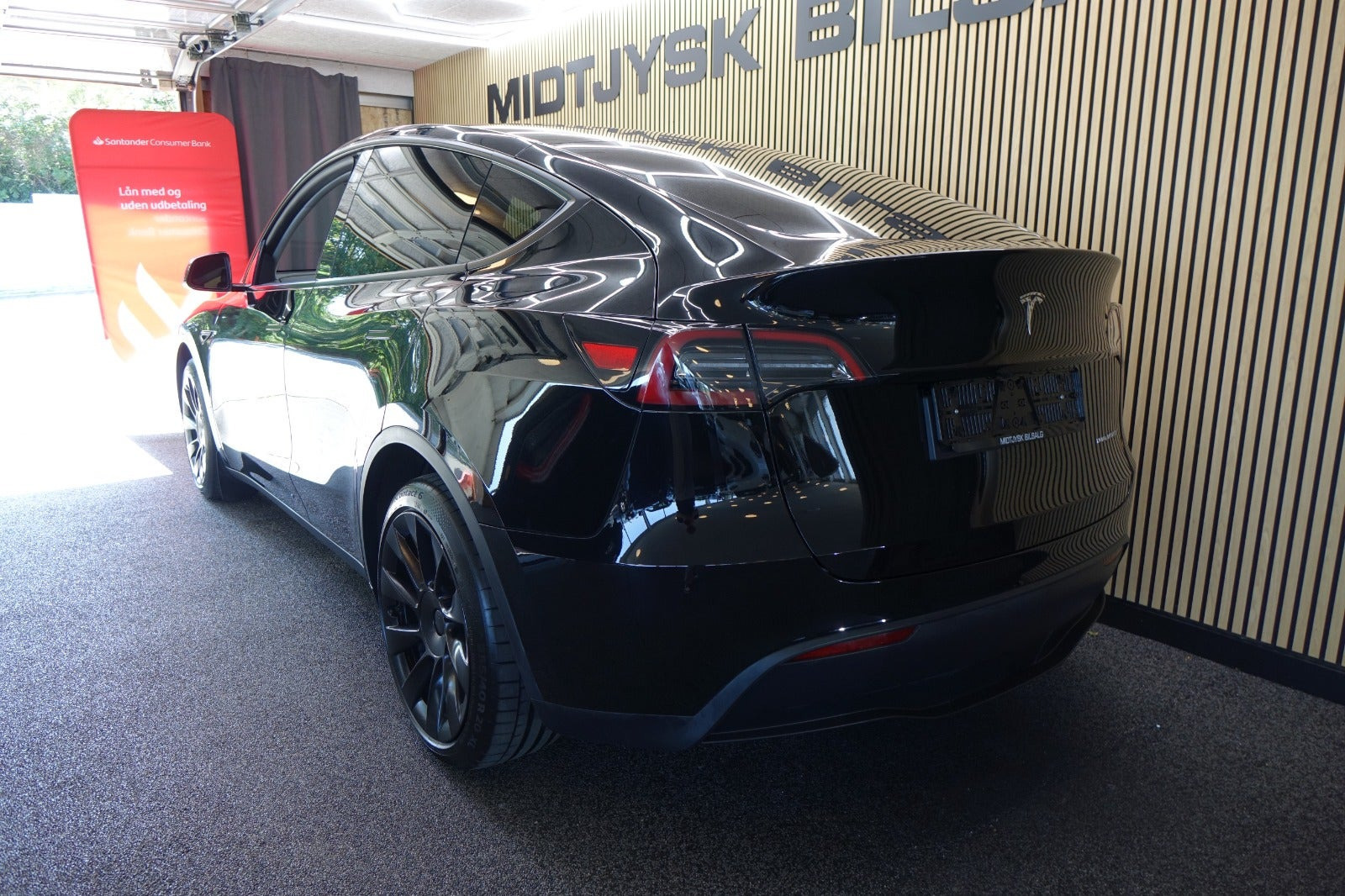 Sort Tesla Model Y fra 2023