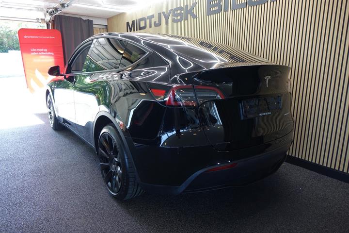 Sort Tesla Model Y fra 2023