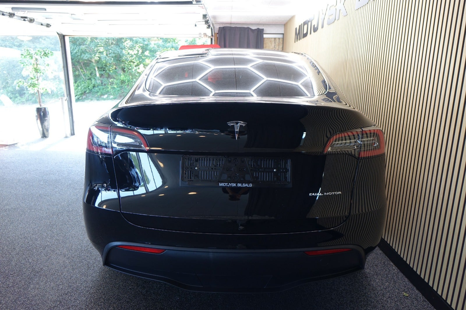 Sort Tesla Model Y fra 2023