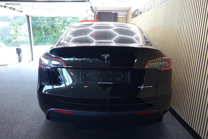 Sort Tesla Model Y fra 2023